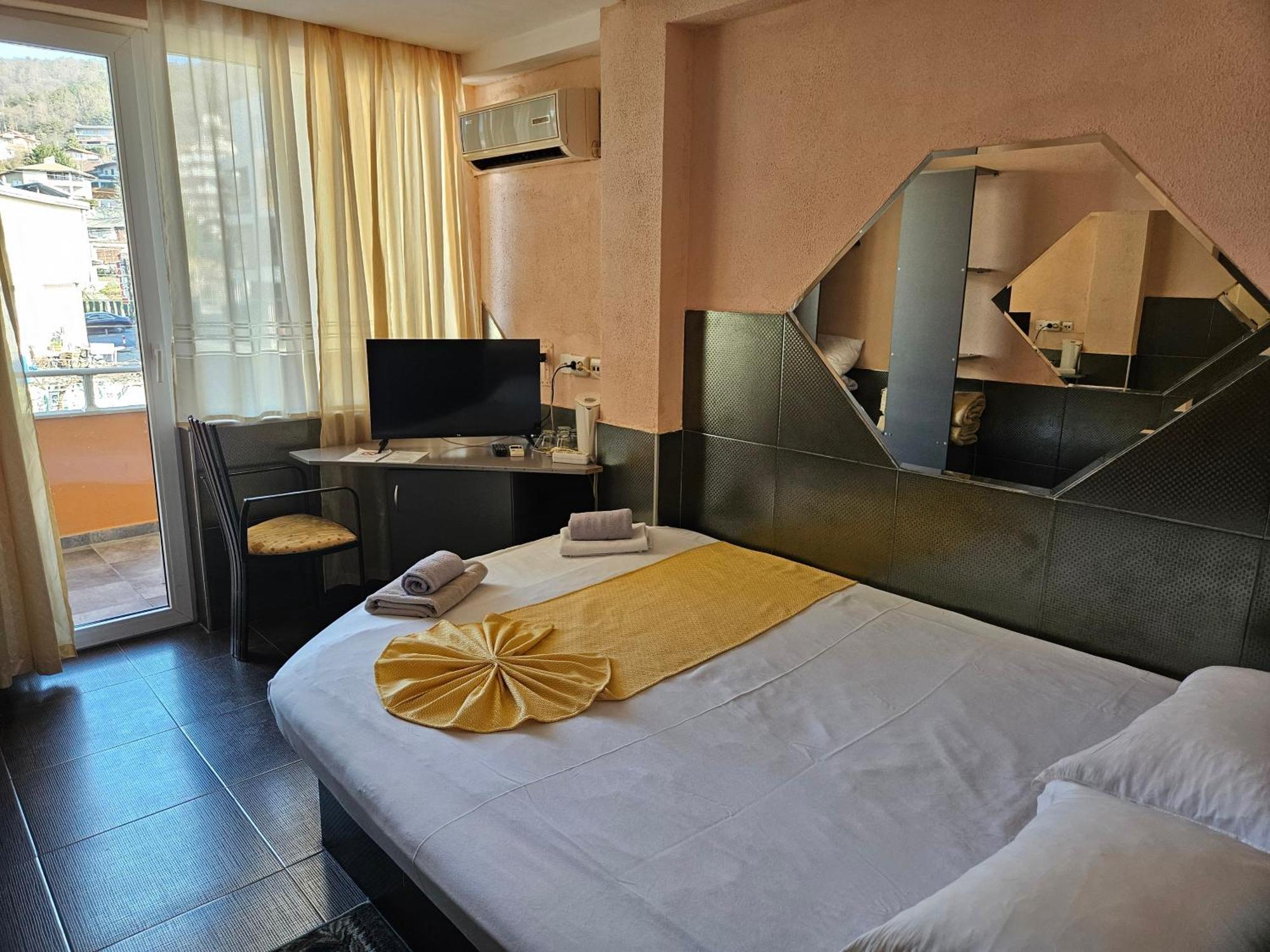 Paralax Hotel Varna Esterno foto
